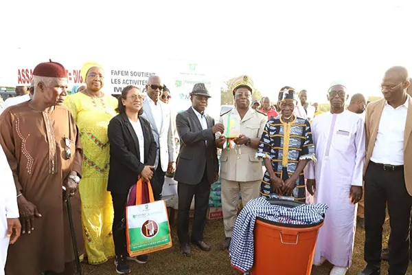 Le ministre Bouaké Fofana remet les clés de 1 158 latrines à des établissements scolaires
