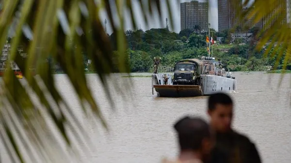 Entraînement militaire armée ivoirienne et française : le Porte-hélicoptères amphibie Tonnerre français dans les eaux de Côte d’Ivoire
