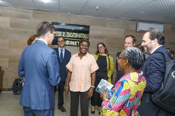 Une mission espagnole conduite par l'ambassadeur du royaume d'Espagne en Côte d'Ivoire Rafael Soriano chez Mariatou Koné le 2