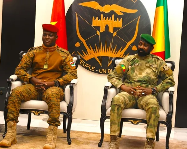 Le capitaine Ibrahim Traoré chez Assimi Goïta à Bamako novembre 2022
