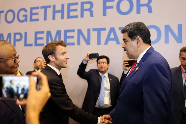 Brève entrevue Macron – Nicolas Maduro : quand le pétrole rend sage le président français