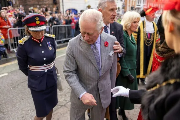 Un homme lance des œufs en direction du roi Charles III