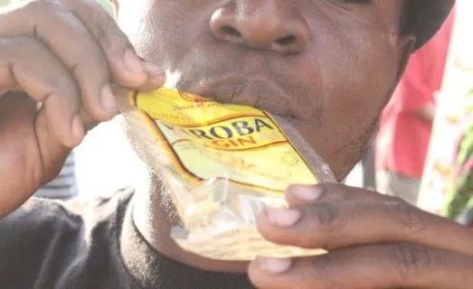 Cameroun : le « whisky en sachet » bientôt interdit