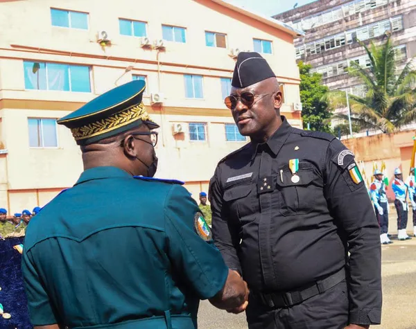 Youssouf Kouyaté, DG de la Police Nationale, reçoit la médaille de sauvetage des sapeurs pompiers, échelon OR