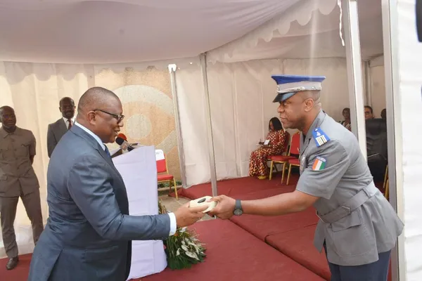 Infractions publicitaires : le ministre Amadou Coulibaly offre des véhicules d’intervention à la Brigade de la communication publicitaire