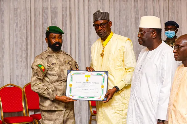 Assimi Goïta fait Abdoulaye Diop, Commandeur de l’Ordre National de la République du Mali
