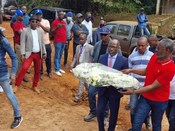 Charles Blé Goudé sur la tombe de son père Blé Gnepo: des images