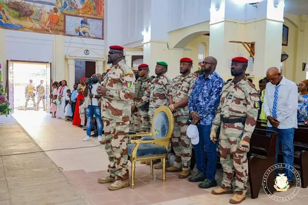 Noël 2022 à la Cathédrale Sainte-Marie de Conakry, Guinée : le Colonel Mamady Doumbouya aux côtés des chrétiens