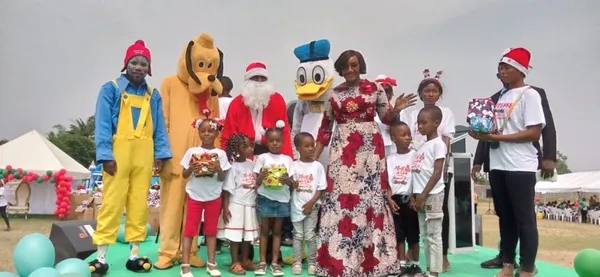 Noël 2022 Adzopé: Florence Achi, l’épouse de Patrick Achi, cadeaute plus de 2000 enfants