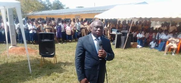 Congés anticipés de Noël 2022: le ministre KKB sensibilise les élèves de Bocanda au respect de la date officielle