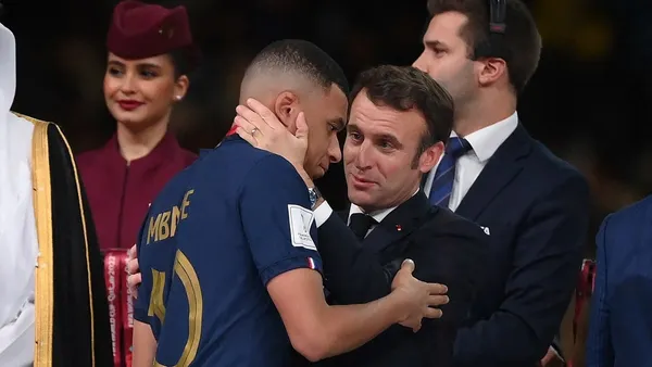 L’opposition critique Macron réconfortant Mbappé qui « semble à peine l’écouter » : « ridicule » 