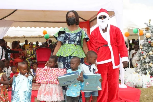 Noël 2022: Nady Bamba, l’épouse de Gbagbo, en véritable Mère Noël à Ouragahio
