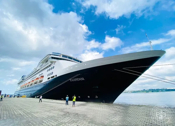 Un navire de croisière au port d’Abidjan