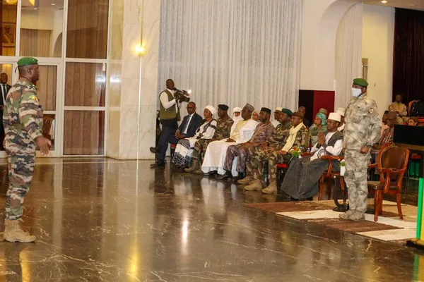 Vœux 2023: les militaires maliens réaffirment leur engagement à Assimi Goïta à défendre l’honneur du Mali au prix de leur sang