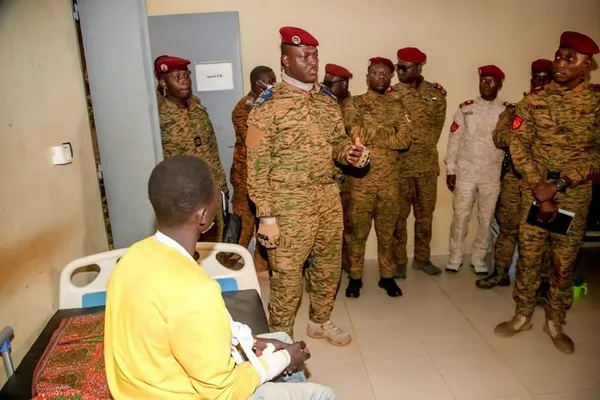 Lutte contre le terrorisme : le Capitaine Ibrahim Traoré au chevet des militaires blessés aux combats