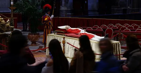 La dépouille du Pape Benoît XVI présentée au Vatican