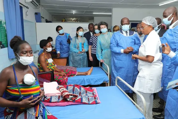 CHU de Treichville: le ministre Pierre Dimba s’imprègne de la méthode mère kangourou