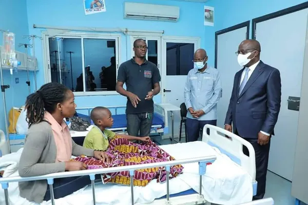 4 enfants victimes d’une intoxication alimentaire à Yopougon-Sicogi après une sortie dans un glacier : le ministre Pierre Dimba aux côtés aux des victimes