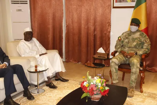 Transition au Mali : l’Union africaine à Bamako, Faki Mahamat « heureux de constater des progrès réels »