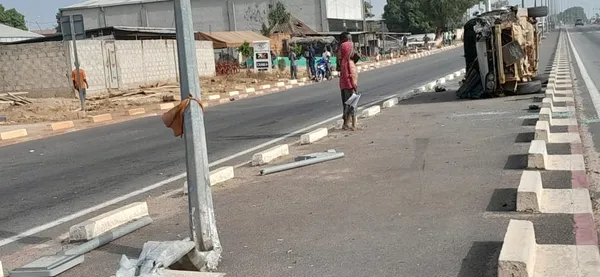 Accident de la route à Niakara ce 17 février 2023: un véhicule termine sa course dans un poteau électrique après plusieurs tonneaux