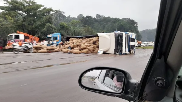 Accident Yopougon Gesco ce 28 février 2023: un gros camion se renverse et déverse des sacs de cacao sur la route, le trafic routier fermé