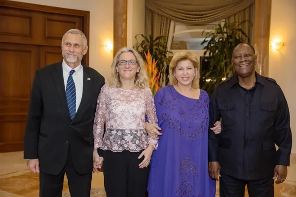 Alassane Ouattara et son épouse Dominique ont offert un dîner d’adieu à Richard Keith Bell: des images