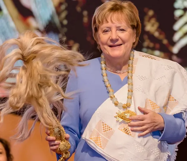 Angela Merkel baptisée Mamie Adjoua Kan Houphouët-Boigny, sœur aînée d’Houphouët