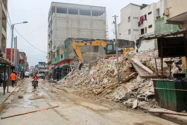 Démolition d’un immeuble en cours de construction à Treichville, avenue 9 Rue 20