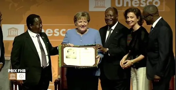 Prix Houphouët-Boigny: Angela Merkel remet son chèque à l’ONG ivoirienne Association nationale d’aide à l’enfance en danger.