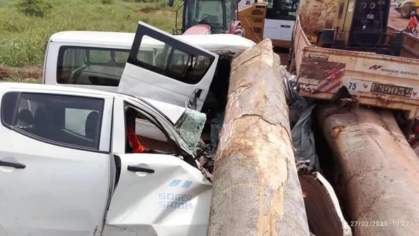 Accident de la route sur l’axe Dabou – Grand Lahou ce 27 février 2023: les chaînes lâchent, les billes de bois tombent sur des véhicules