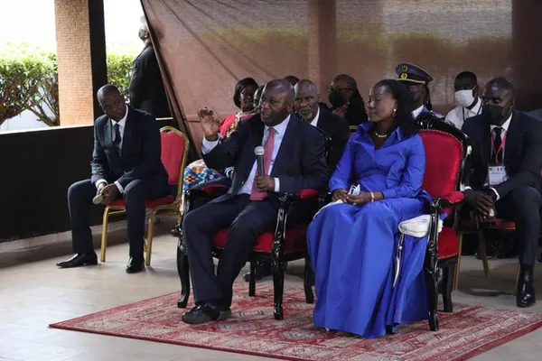 Gbagbo, accompagné de son épouse, Nadiani Bamba, à Konanfla, chez Lia Bi Douayoua