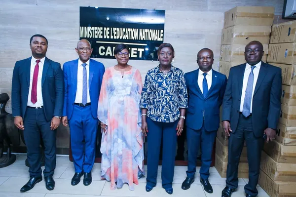 « Mon école à la maison »: 360 ordinateurs et 1 000 smartphones de l’UNFPA au ministère ivoirien de l’Education nationale