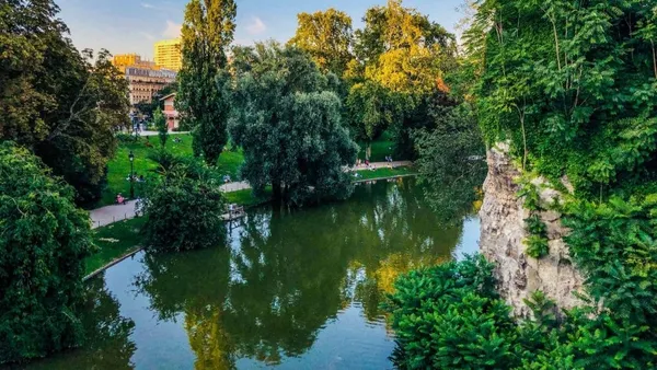 « L’horreur absolue » découverte d’une partie du corps d’une femme dans un sac au parc des Buttes-Chaumont