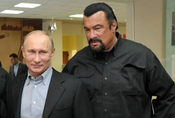 Poutine décore Steven Seagal, l’acteur américain, défenseur actif du président russe