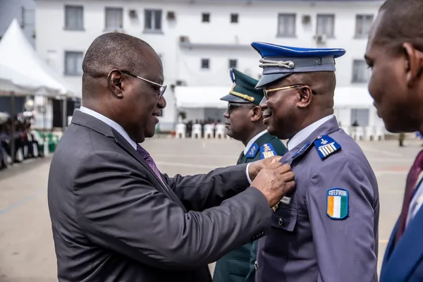 Cérémonie de prises d’armes et de décoration du personnel du ministère de la Défense en Côte d’Ivoire: des images