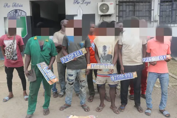 Frappes à froid illégales : des réseaux démantelés à Abidjan, 47 personnes arrêtées et de fausses plaques d’immatriculation saisies