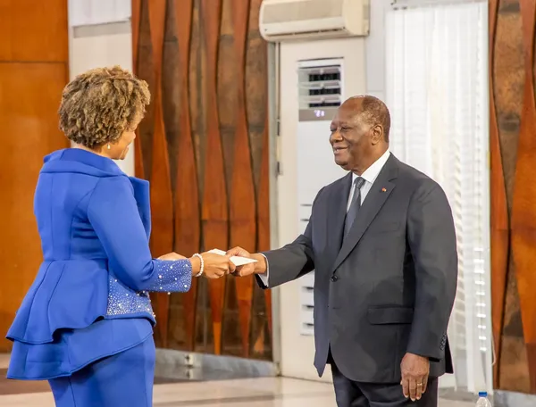 Côte d’Ivoire : 8 nouveaux ambassadeurs présentent leurs lettres de créances au président Ouattara, des images