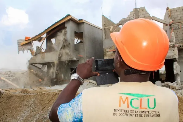 Démolition d’un immeuble R+3 menaçant de s’effondrer à Abobo ce 1er août 2023
