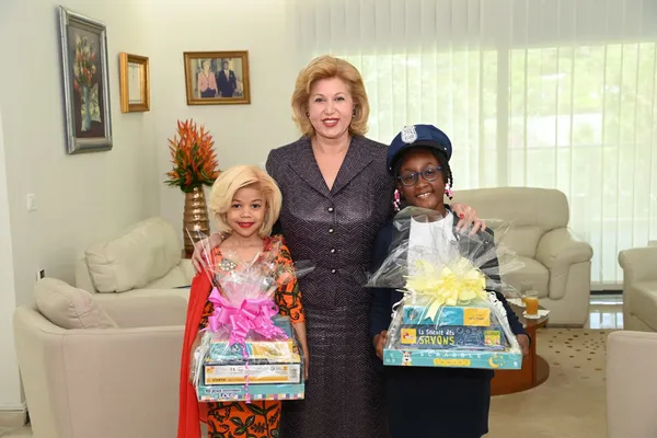 Dominique Ouattara reçoit la petite El Khayat Sirine, son sosie et son garde du corps du mardi gras: des images