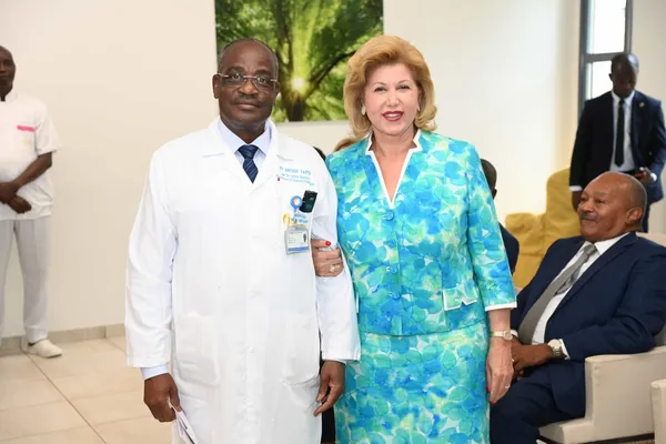 L’Hôpital Mère-Enfant de Bingerville a 5 ans: Dominique Ouattara offre un cocktail au personnel