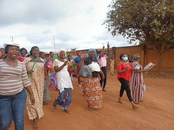 Abengourou: sans eau depuis plus de deux mois, les femmes du quartier HKB marchent sur la SODECI, « on veut de l’eau ! »