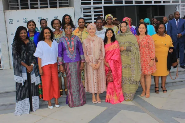 Echappe à la mort, des épouses des Ambassadeurs accrédités en Côte d’Ivoire apportent leur compassion à Kandia Camara