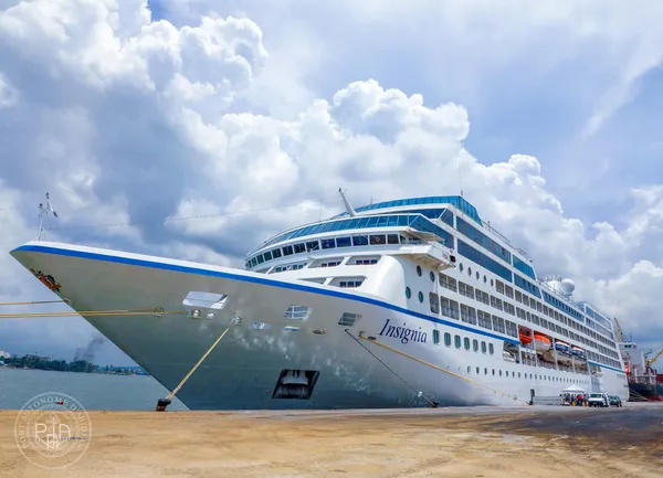 Le navire de croisière MS INSIGNIA au port d’Abidjan