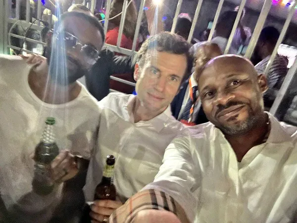 Vidéo Macron et Fally en mode bière dans le coin show de Kinshasa