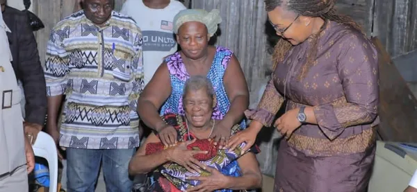 Amenan N’Guessan, une actrice de la marche des femmes de Bassam en 1949, reçoit le soutien le gouvernement