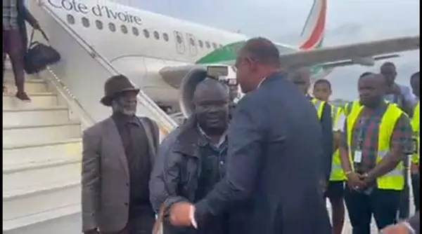 Les premiers Ivoiriens rapatriés de Tunisie sont arrivés à Abidjan accueillis par Patrick Achi