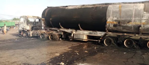 Explosion d’un camion-citerne de 38000 litres de gasoil à Bouaké : 9 camions calcinés, des images