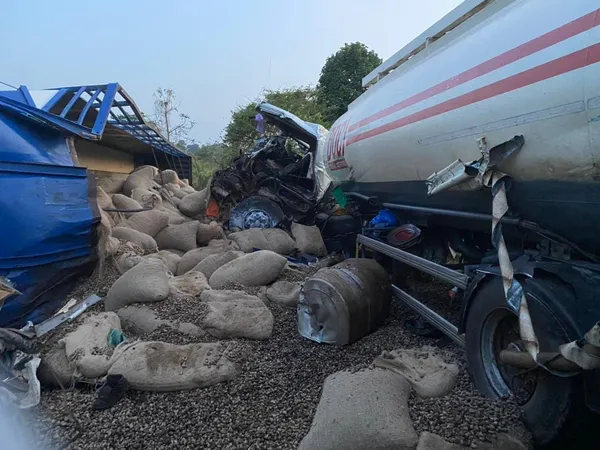 Accident à Bouandougou ce 7 avril 2023: collision entre un camion-citerne de carburant et un camion d’anacarde, 2 morts