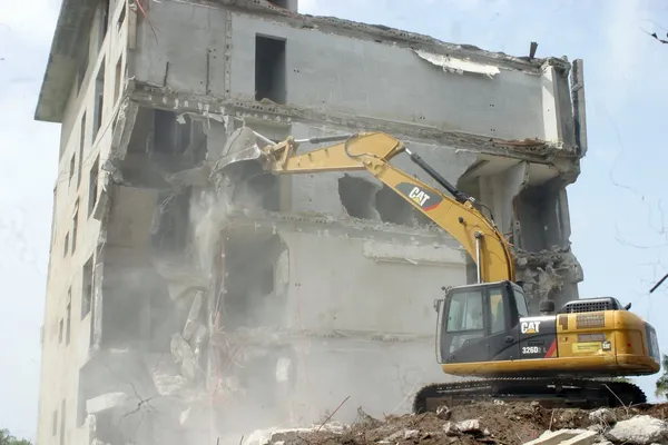Le ministère ivoirien de la Construction fait démolir un immeuble R+3 près de l’hôtel ibis ce 18 avril 2023