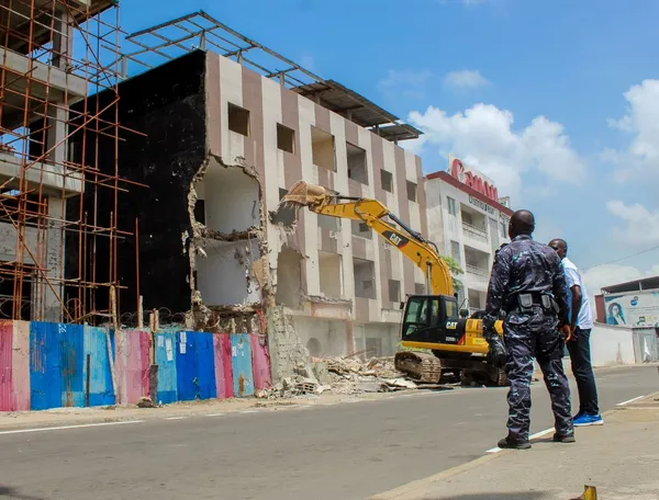 Démolition d’un bâtiment R+3 à Marcory par le ministère de la Construction: des images
